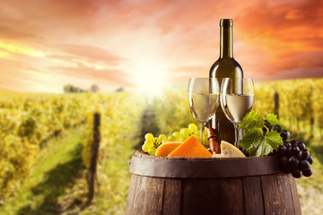Obrazy na Plexi  Butelka białego wina i kieliszek na drewnianej beczce
