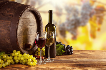 Bouteille de vin rouge et blanc et verre sur fût en bois