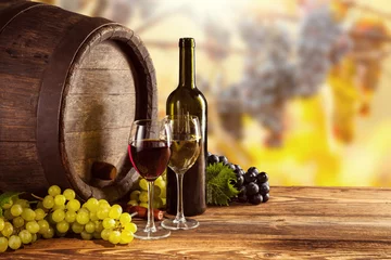 Poster de jardin Vin Bouteille de vin rouge et blanc et verre sur fût en bois