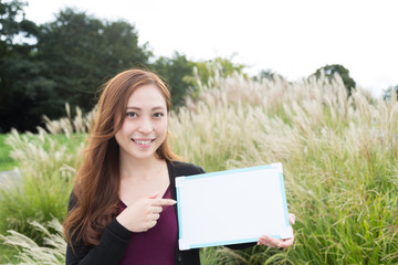 ホワイトボードを持つ女性