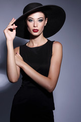 Fototapeta na wymiar high fashion portrait of elegant woman in black hat.