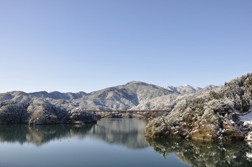 Fototapeta na wymiar 雪化粧した宮ヶ瀬湖