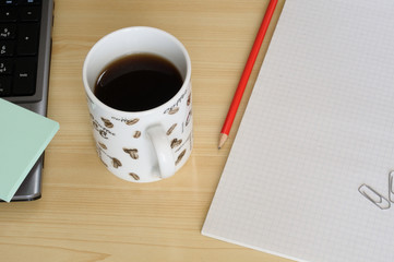 tazza di caffè su scrivania