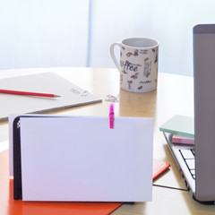 tavolo da lavoro con attrezzature da ufficio e tazza di caffè, formato quadrato