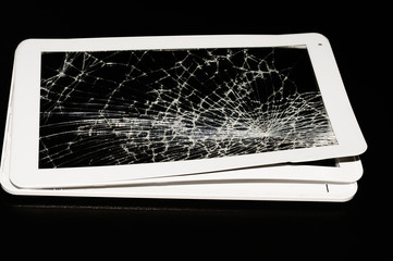 tablet spaccato, con schermo incrinato