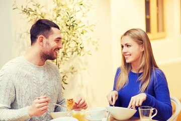 Obraz na płótnie Canvas happy couple meeting and having dinner at cafe