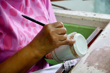 Fototapeta na wymiar Thai people woking process paint Ceramic Benjarong is traditiona