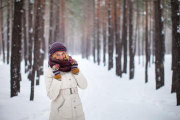 Fototapeta na wymiar girl in the winter forest