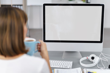 Obraz na płótnie Canvas geschäftsfrau schaut auf computer-bildschirm