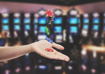 Fiche in mano casinò gioco d'azzardo 