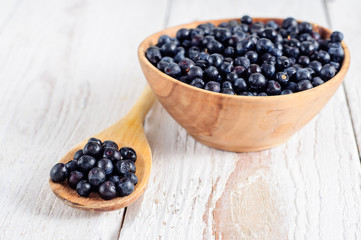 Fototapeta na wymiar Wooden bowl with forest blueberry
