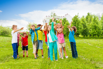 Obraz premium Happy kids reach after white airplane toy