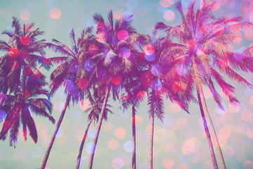 Fototapeta premium Palmy na tropikalnej plaży z nakładką glamour bokeh party, stylizowany efekt podwójnej ekspozycji