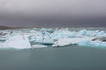 Fototapeta na wymiar Blau schimmerndes Eis auf dem Gletschersee Jökulsarlon auf Island