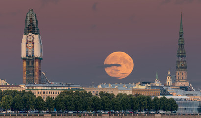 Rise of the super-moon before total lunar eclipse, Europe