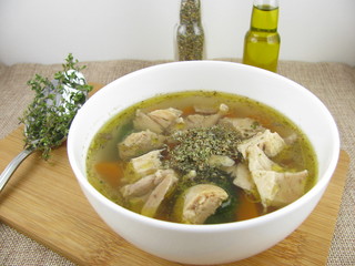 Geflügelsuppe mit Gemüse