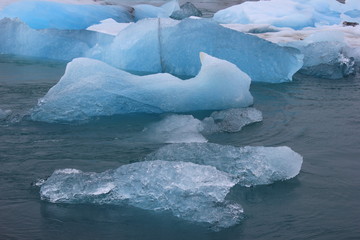 Blau schimmerndes Eis auf einem Gletschersee auf Island