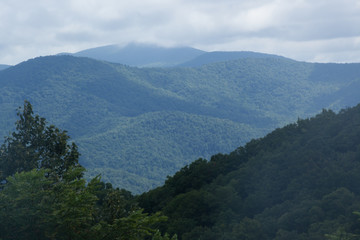 Naklejka premium Morning mountains with clouds and mist