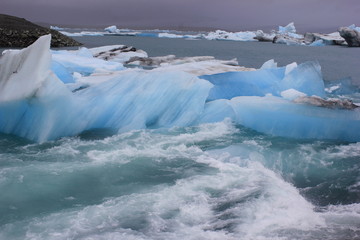 Blau schimmerndes Packeis auf einem Gletschersee auf Island