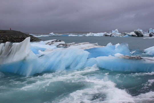 Blaue Eisberge auf dem berühmten See Jökulsarlon (Island)