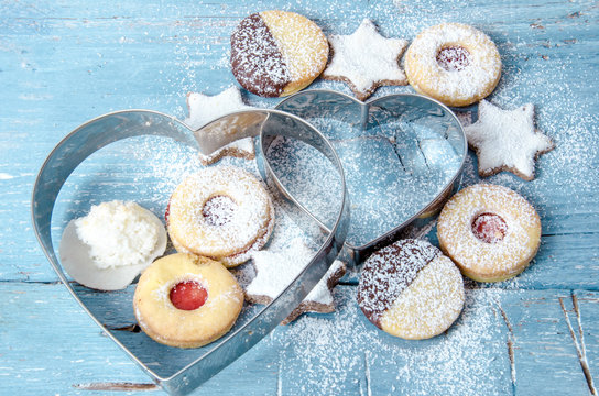 Frohe Weihnachten: leckere Pl&auml;tzchen, Herze und blauer Hintergrund :)