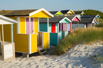 Bunte Strandh&uuml;tten in S&uuml;dschweden