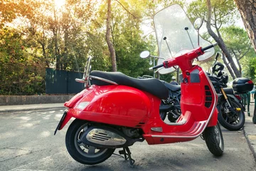 Outdoor kussens Klassieke rode scooter in oude stijl staat geparkeerd © evannovostro