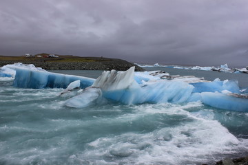 Blau schimmernde Eisberge auf dem Gletschersee Jökulsarlon (Island)