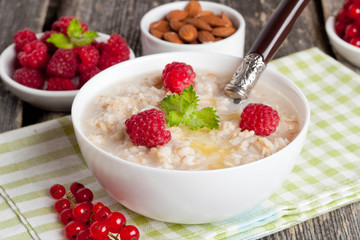 oatmeal with raspberries and honey