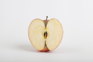 media manzana sobre fondo blanco