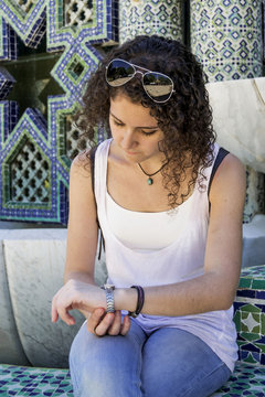 Mujer joven esperando impaciente