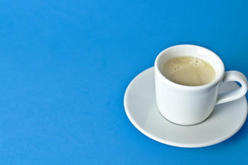 taza de café sobre fondo azul