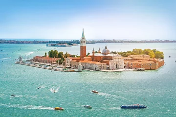  Panoramisch luchtfoto op het eiland San Giorgio Maggiore, Venetië, Veneto, Italië © golovianko