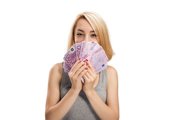 Улыбающаяся девочка с банкнотами евро