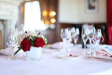 Gedeckter Tisch mit roter Rose