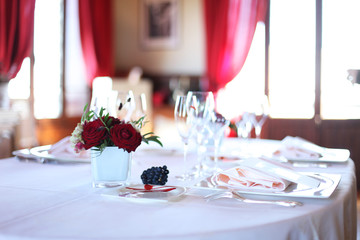 Gedeckter Hochzeitstisch mit roter Rose