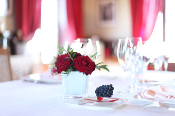 Gedeckter Tisch mit roter Rose