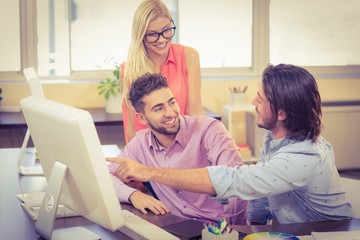 Obraz premium Smiling businessmen working on computer