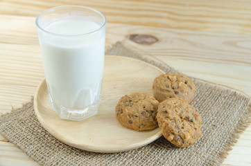 Obraz na płótnie Canvas milk and cookie on wooden board background