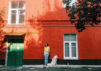 Fototapeta na wymiar девушка с собакой