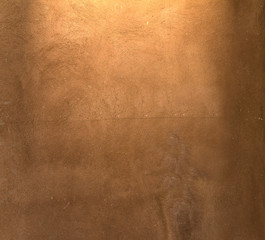 Naklejka premium Brązowy tynk pomalowany wzór tła z reflektorem i miejsce na swój projekt lub tekst