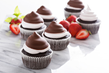 Chocolate meringue cupcakes with strawberries