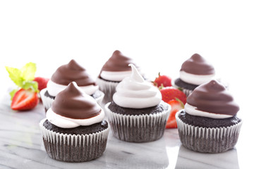 Chocolate meringue cupcakes with strawberries