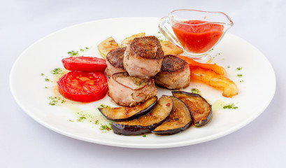 Медальйоны из винины с овощами гриль