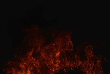 Mooie abstracte vlam van vuur op de zwarte achtergrond