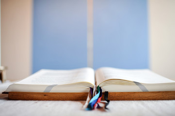 bibel auf einem altar