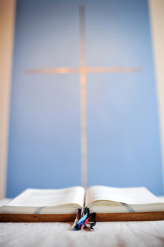 bibel auf einem altar