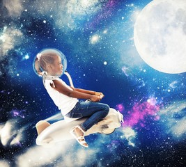 Obraz na płótnie Canvas Little girl astronaut