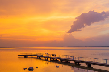 Obraz premium Sunset over water