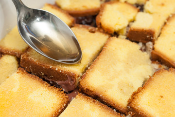 Preparación postre de chocolate y vainilla - Remojando la torta con vino